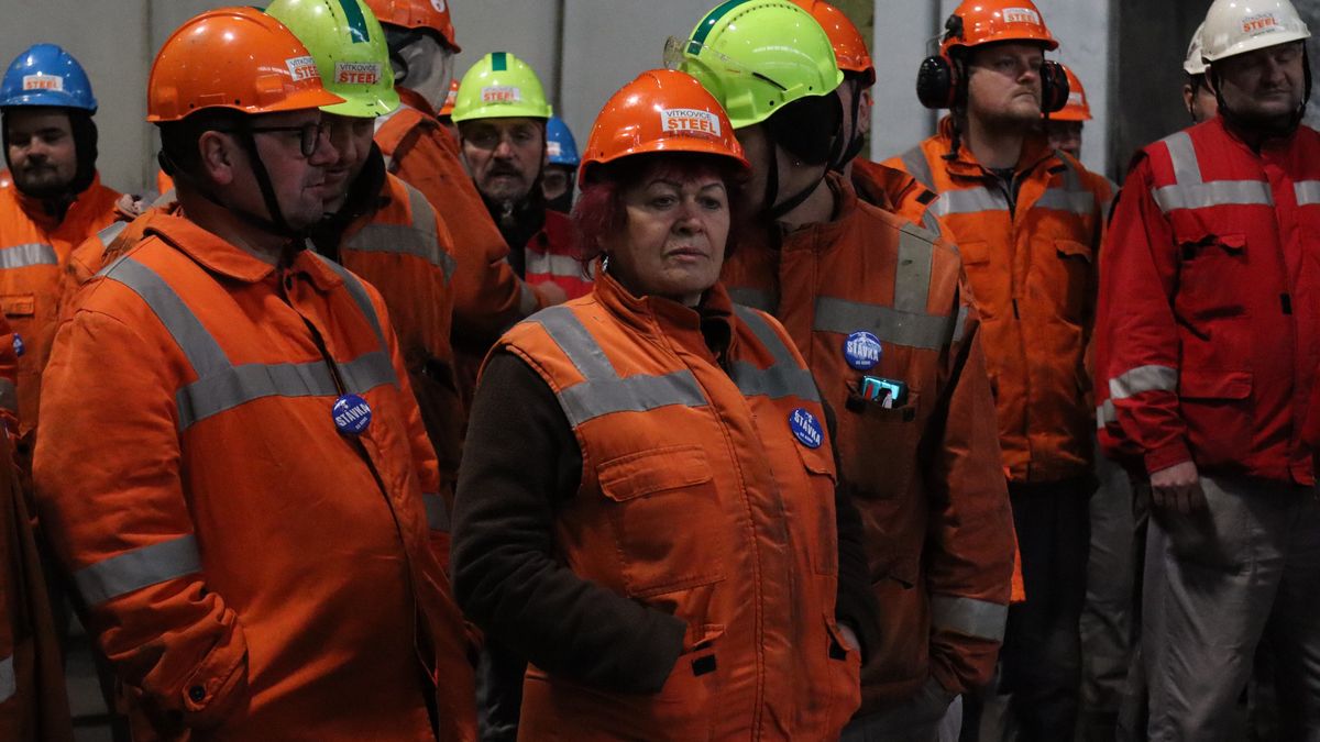 Oceláři z Ostravy přerušili práci na hodinu, přidal se k nim i ředitel